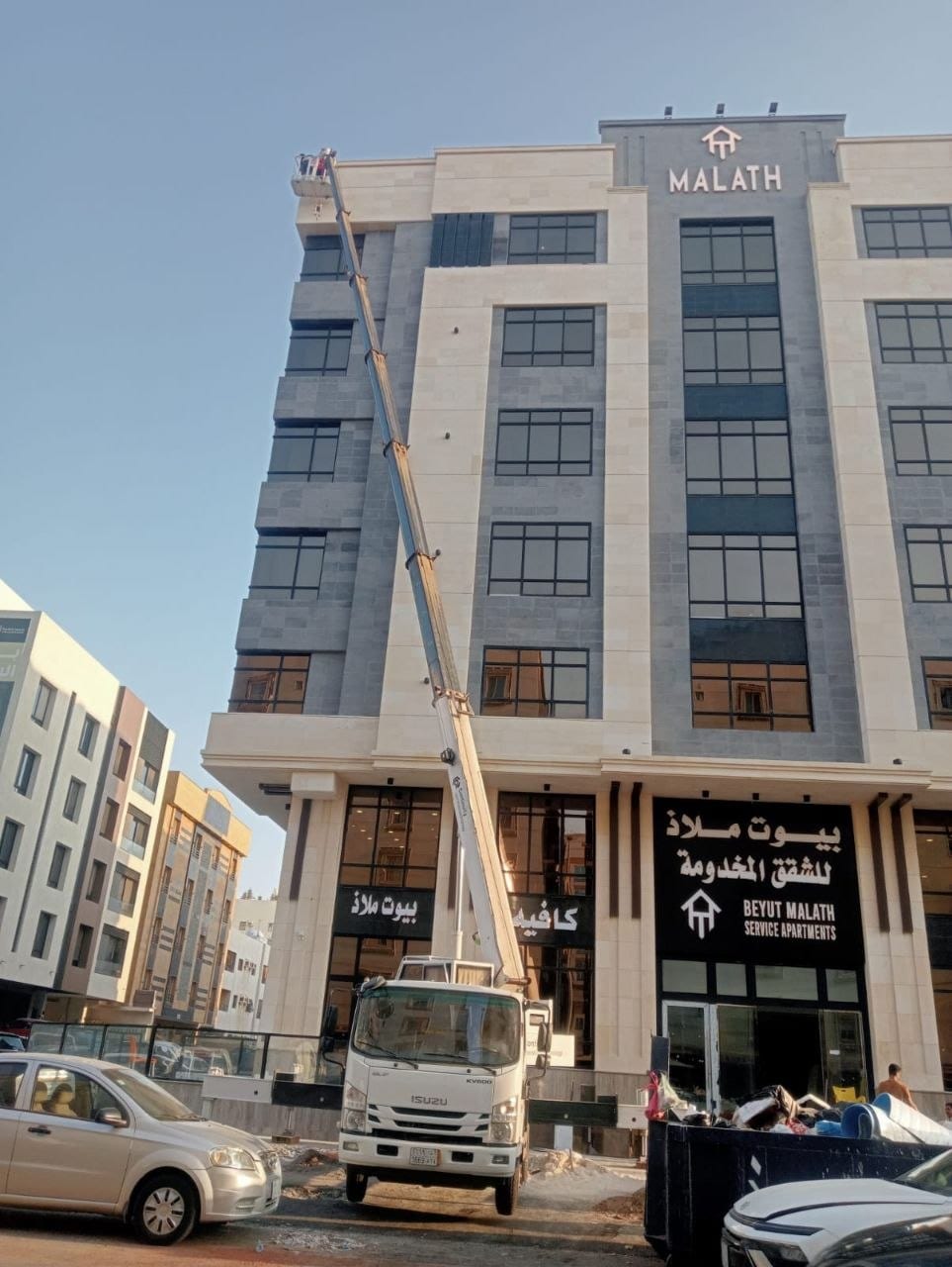 رافعة سلة مركبة على شاحنة إيسوزو والسلة على ارتفاع سطح مبنى متعدد الأدوار في جدة