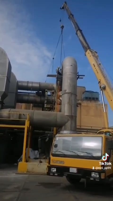 فيديو لكرين XCMG متحرك يرفع مقطع مدخنة صناعية كبير ويركّبه داخل مصنع