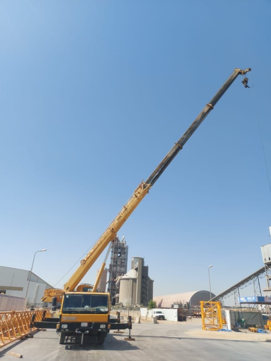 كرين للايجار في جدة بذراع تلسكوبي طويل ممدود بالكامل داخل مصنع أسمنت