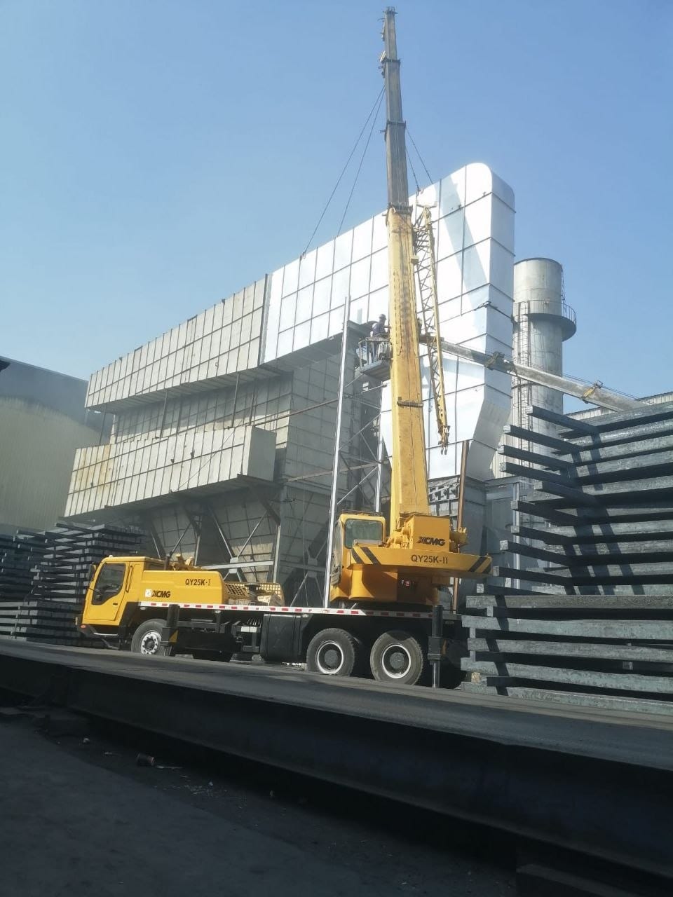 كرين XCMG QY25K-II يرفع مقاطع حديدية في موقع صناعي في جدة
